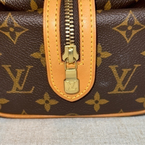 AUTHENTIC Louis Vuitton Dopp Kit. EXCELLENT condition. - Picture 6 of 16